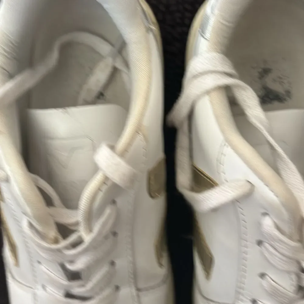 Vert by Veja Leather Snickers Size 6.5
